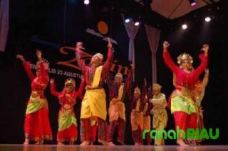 Zapin Massal dalam Tradisi Istana Siak: Menjaga Warisan Adat di Ruang Publik